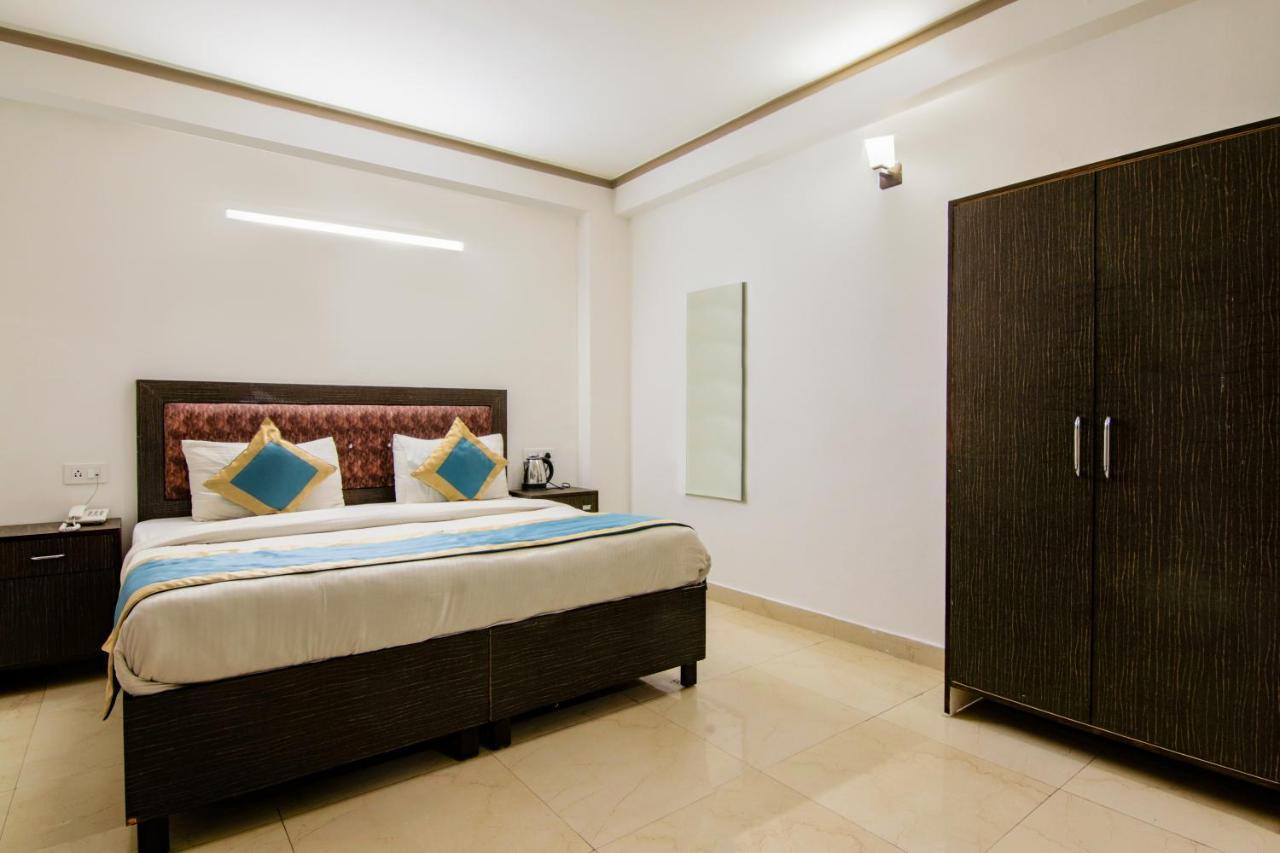 Hotel The Ocean Near Igi Airport Yeni Delhi Dış mekan fotoğraf