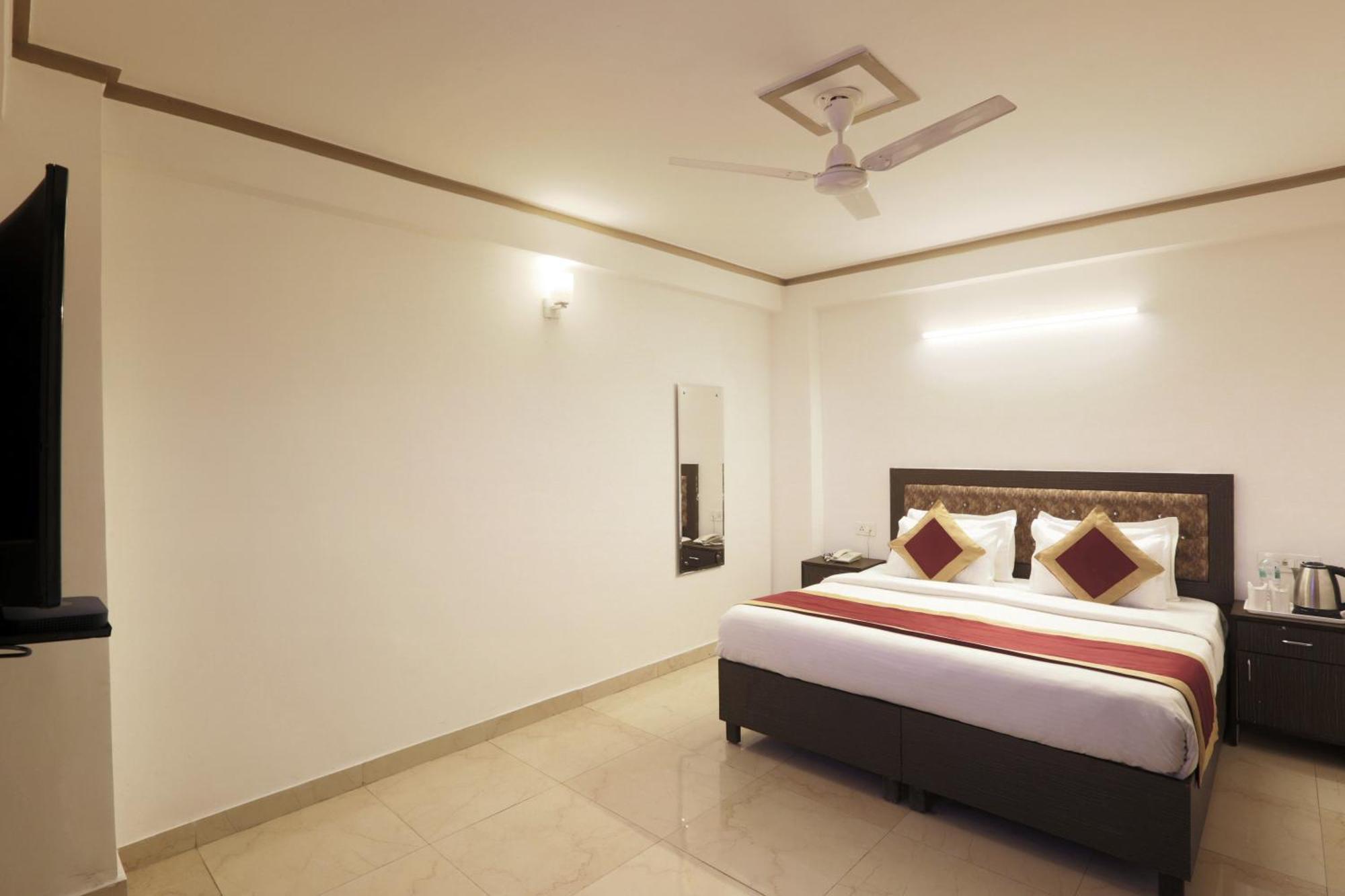 Hotel The Ocean Near Igi Airport Yeni Delhi Dış mekan fotoğraf